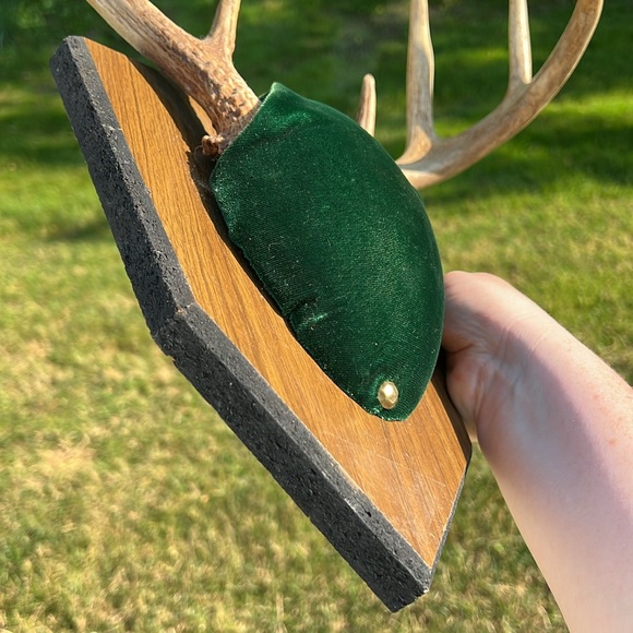 Vintage 8 Point Whitetail Deer Buck Antlers Green Velvet Wall Mount Plaque - Picture 6 of 12
